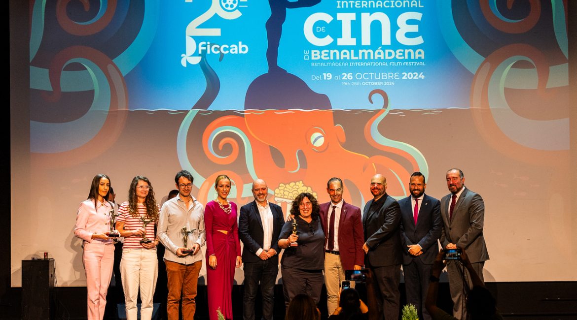 Arantxa Echevarría recibe el Premio de Dirección en la gala de clausura del Festival Internacional de Cine de Benalmádena