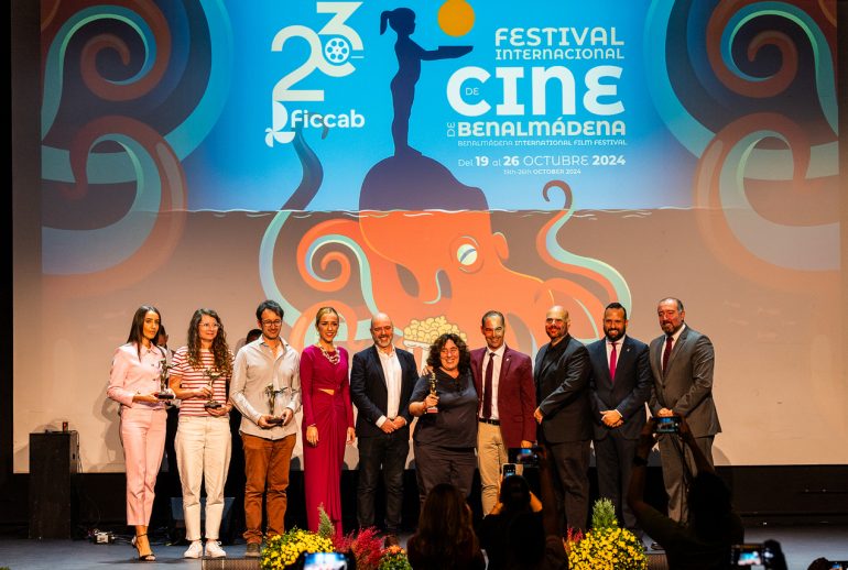 Arantxa Echevarría recibe el Premio de Dirección en la gala de clausura del Festival Internacional de Cine de Benalmádena